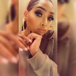 Meet your Posher, April